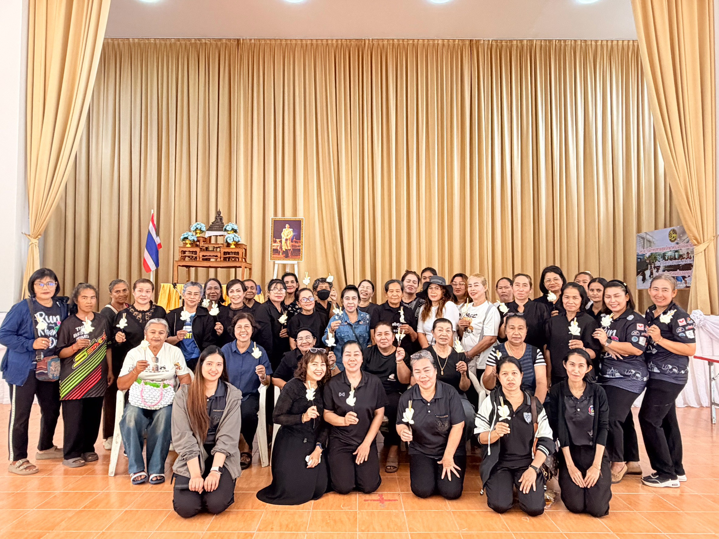 พช.กุยบุรี ร่วมใจประดิษฐ์ดอกไม้จันทน์ “ดอกแคทลียาควีนสิริกิติ์” สืบสานงานฝีมือไทย แสดงออกถึงความจงรักภักดี