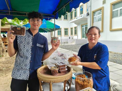 พช.กุยบุรี ผนึกพลัง OTOP ร่วม “ไทยช่วยไทย” ลดรายจ่ายประชาชน เพิ่มโอกาสทางการตลาดให้ผู้ประกอบการชุมชน