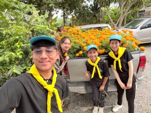  พช.กุยบุรี ร่วมกิจกรรมจิตอาสา รวมพลังจัดสถานที่และประดับดอกดาวเรือง น้อมรำลึก รัชกาลที่ 9