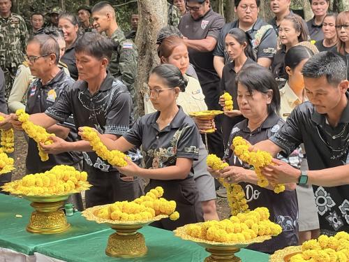 พช.กุยบุรี ร่วมสืบสานประเพณีชาวกุย วางดอกไม้สีเหลือง ตอไม้จันทน์หอม น้อมรำลึกในพระมหากรุณาธิคุณ รัชกาลที่ 9